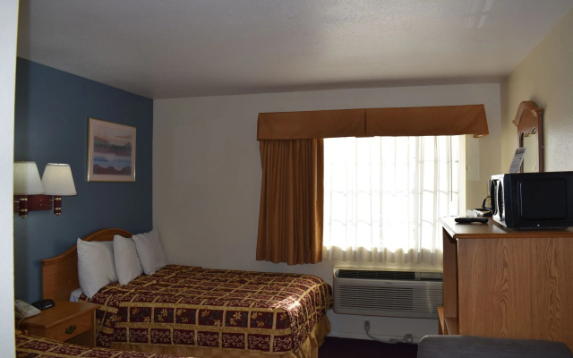 photo 4 of Travelers Inn Medford