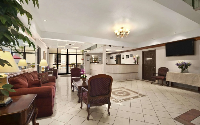 photo 2 of Travelodge by Wyndham New Orleans West Harvey Hotel