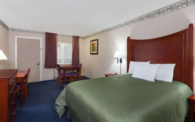 photo 3 of Travelodge by Wyndham Orange County Airport/ Costa Mesa