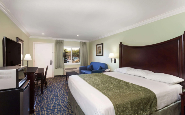photo 3 of Travelodge by Wyndham Orange County Airport/ Costa Mesa