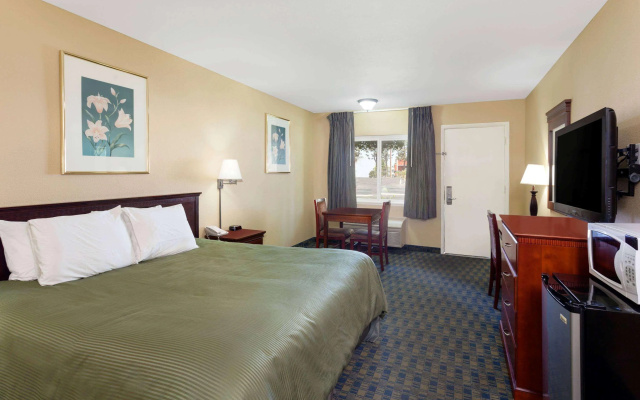 photo 4 of Travelodge by Wyndham Orange County Airport/ Costa Mesa