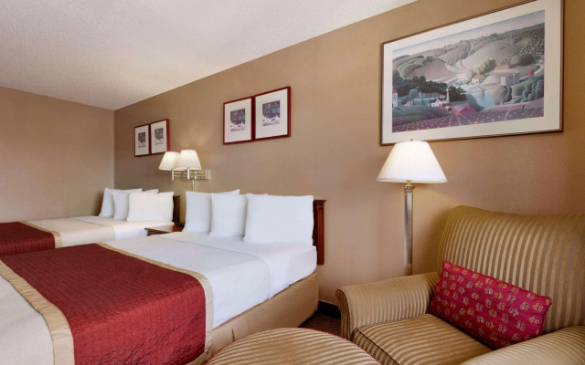 photo 2 of Travelodge Port of Tacoma WA