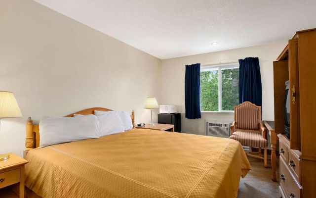 photo 3 of Travelodge Port of Tacoma WA