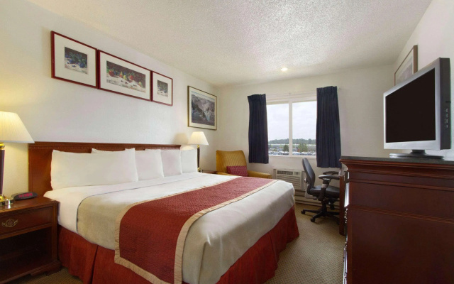 photo 4 of Travelodge by Wyndham Port of Tacoma WA