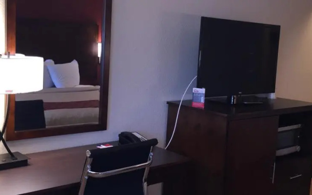 photo 3 of Travelodge Portland Airport