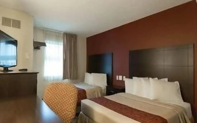 photo 2 of Travelodge Romulus Detroit Airport (ex. Red Roof/red Lion)