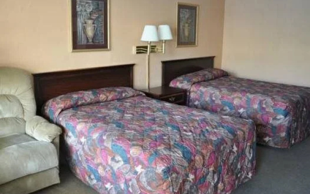 photo 4 of Heritage Inn
