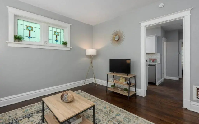 photo 2 of Trendy 1br in Garden District