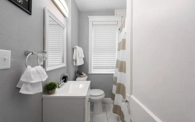 photo 5 of Trendy 1br in Garden District