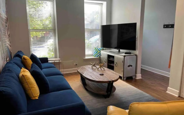 photo 3 of Trendy West Town Flat - 2 bed / 1.5 bath w parking