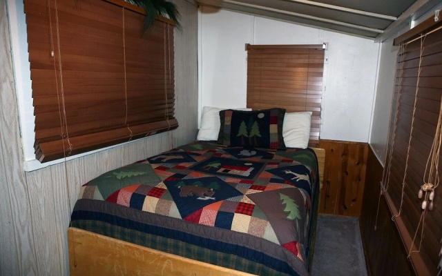 photo 2 of Triple R Cottages: 1 3 Bedroom Cabin