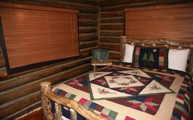 photo 3 of Triple R Cottages: 1 3 Bedroom Cabin