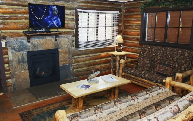 photo 5 of Triple R Cottages: 1 3 Bedroom Cabin