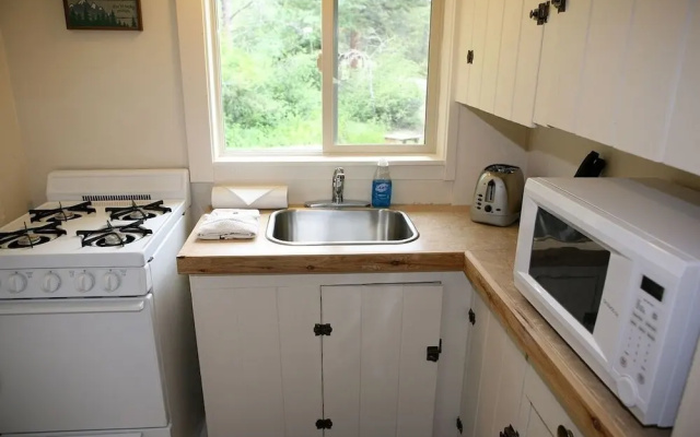 photo 5 of Triple R Cottages: 5 2 Bedroom Cabin