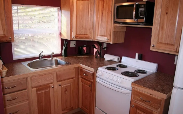 photo 4 of Triple R Cottages: 6 1 Bedroom Cabin