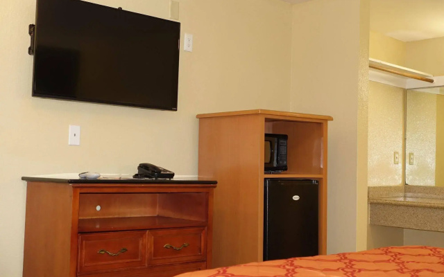 photo 4 of Tropic Lodge