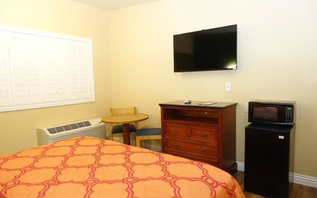 photo 5 of Tropic Lodge