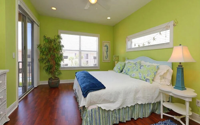 photo 3 of Tropical Daze Upper 3 Bedrooms 2 Bathrooms Home