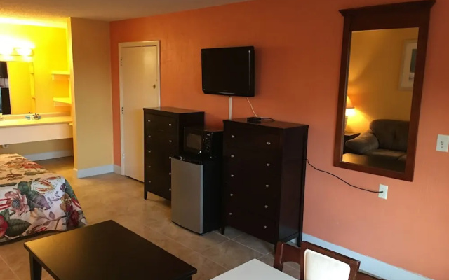 photo 2 of Tropical Inn Palm Bay