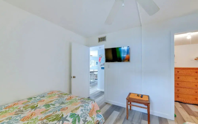 photo 2 of Tropical Sarasota Condo < 1 Mile to Beach!
