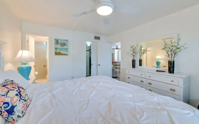photo 4 of Tropical Sarasota Condo < 1 Mile to Beach!