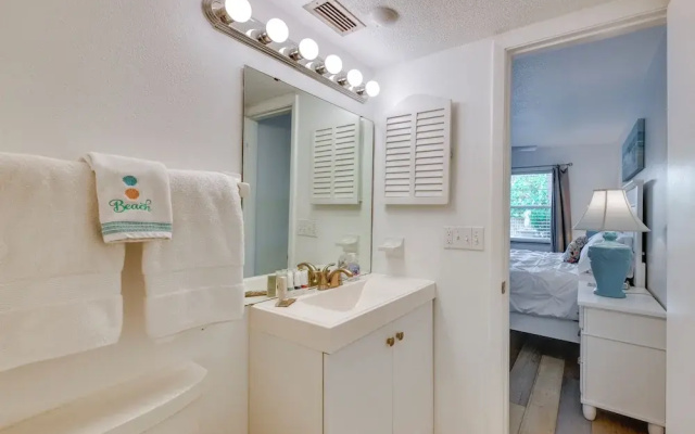 photo 5 of Tropical Sarasota Condo < 1 Mile to Beach!