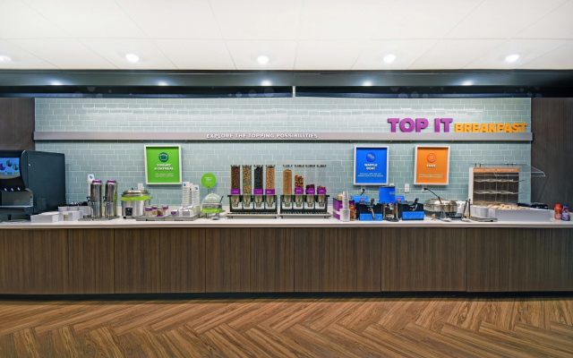 photo 2 of Tru by Hilton Grand Rapids Airport