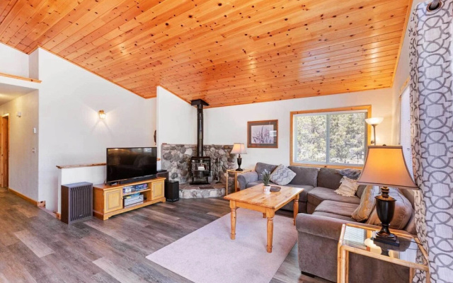 photo 2 of < 8 Mi to Donner Lake: Home w/ Deck + Balcony!