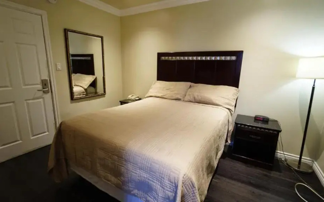 photo 2 of Trylon Hotel