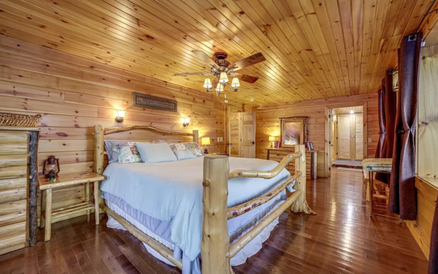 photo 3 of 'twin Creeks Lodge' w/ Hot Tub < 1 Mi to Lake!