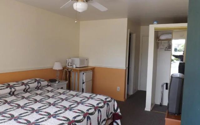 photo 4 of Twin Lakes Inn