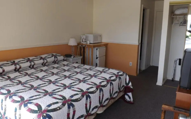 photo 5 of Twin Lakes Inn