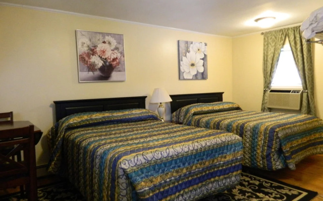 photo 2 of Twin Oaks Motel