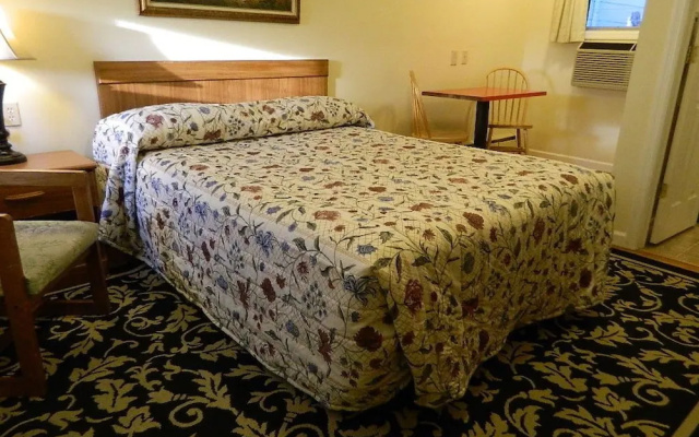 photo 3 of Twin Oaks Motel