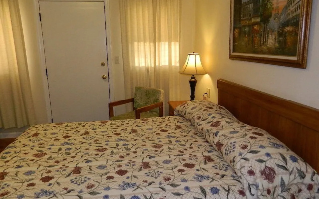 photo 5 of Twin Oaks Motel