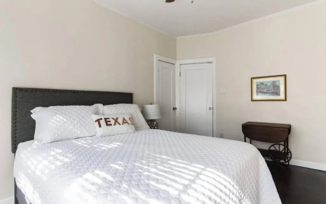 photo 2 of Two Bedroom In Trendy Area
