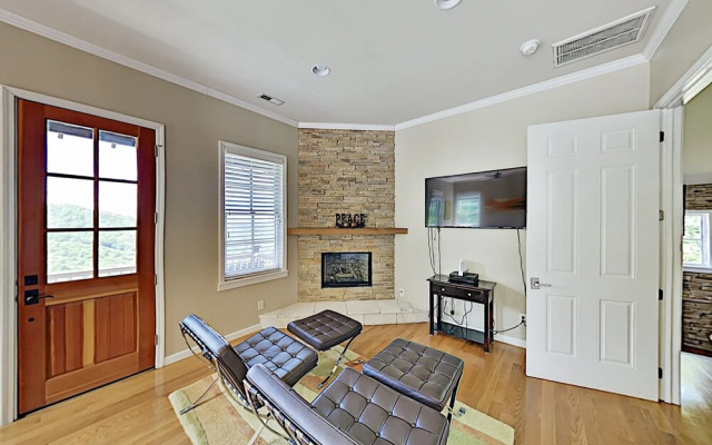 photo 2 of Two Breathtaking Mountain View S With Hot Tubs! 6 Bedroom Cottage
