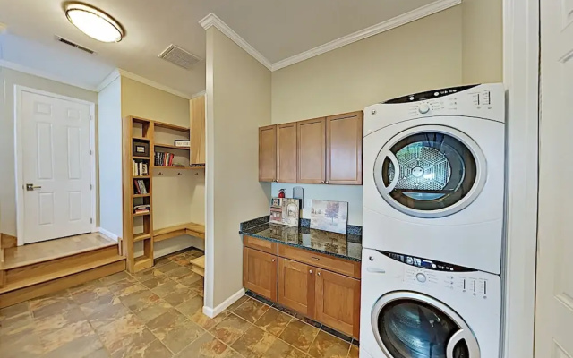 photo 5 of Two Breathtaking Mountain View S With Hot Tubs! 6 Bedroom Cottage