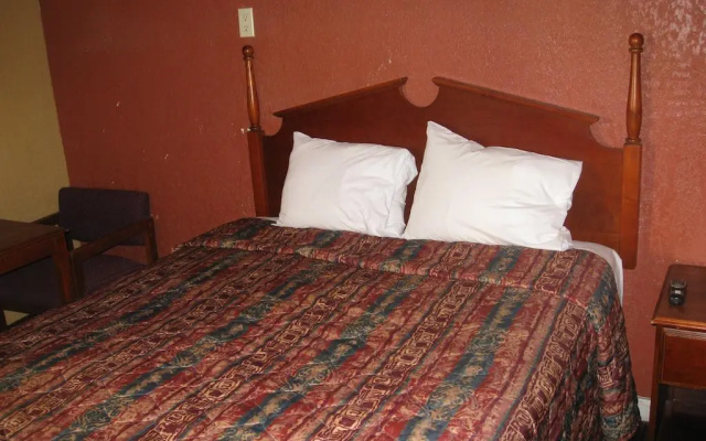 photo 3 of Two Palms Motel