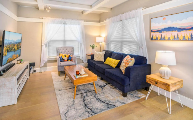 photo 2 of U-District elegant home with 4 FREE parking space, Good for family, EV or RV traveller