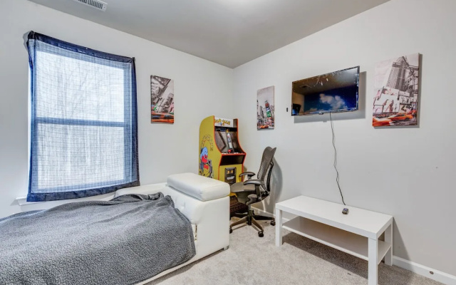 photo 5 of Union City Townhome: 17 Mi to Downtown Atlanta!