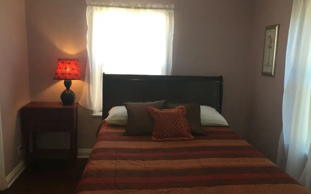 photo 5 of Unique 2 Bedroom in Burbank