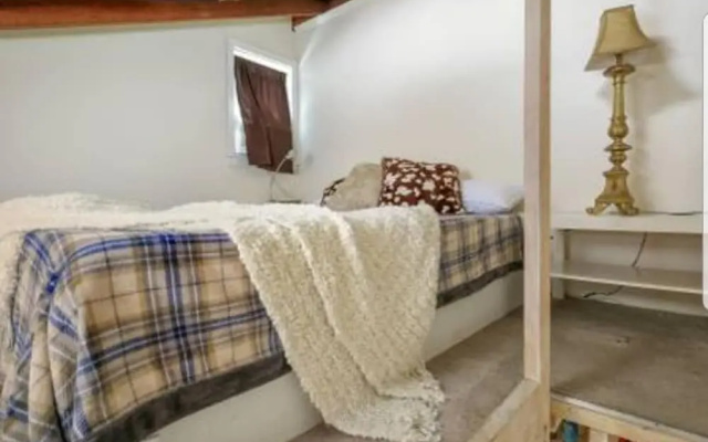 photo 2 of Unique Romantic Venice Beach 2 Bedrooms 1 Bathroom Apts