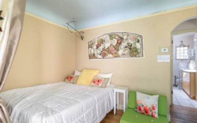 photo 3 of Unique Romantic Venice Beach 2 Bedrooms 1 Bathroom Apts