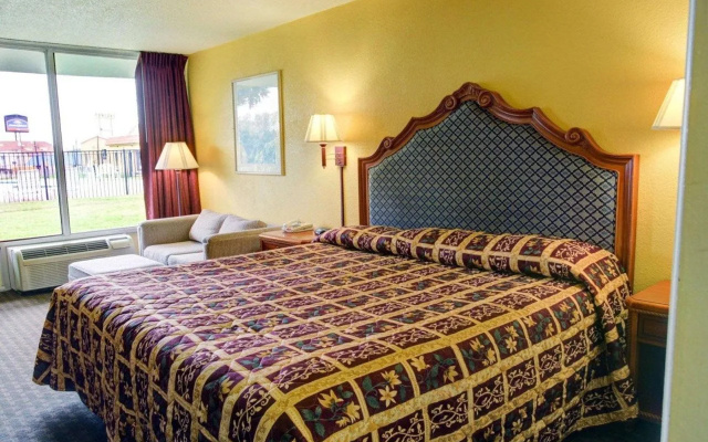 photo 3 of University Inn