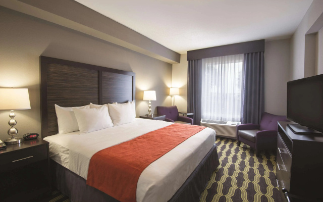 photo 4 of La Quinta Inn & Suites by Wyndham Lynchburg at Liberty Univ.