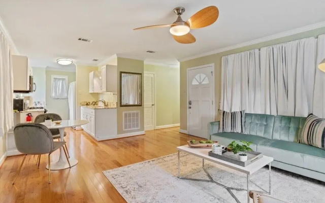 photo 2 of Updated 1-bedroom House in Baton Rouge