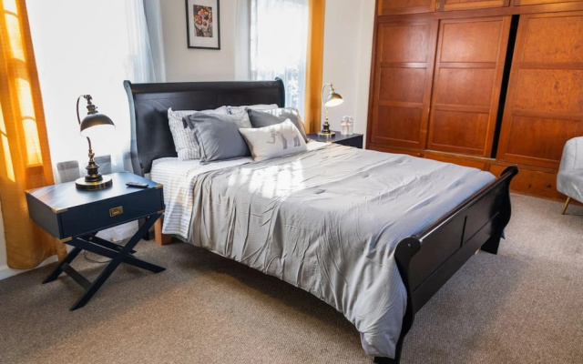 photo 2 of Updated Well-Appointed 3-Bedroom Home In Beautiful Burbank Neighborhood  (P49)