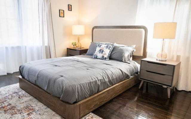 photo 3 of Updated Well-Appointed 3-Bedroom Home In Beautiful Burbank Neighborhood  (P49)