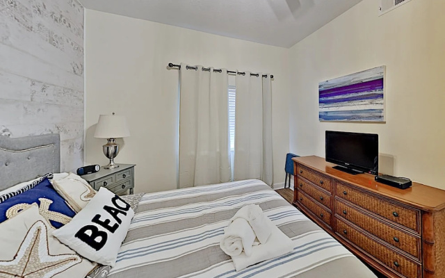 photo 5 of Updated Bayside Getaway: Pool, Hot Tub, Near Beach 1 Bedroom Condo
